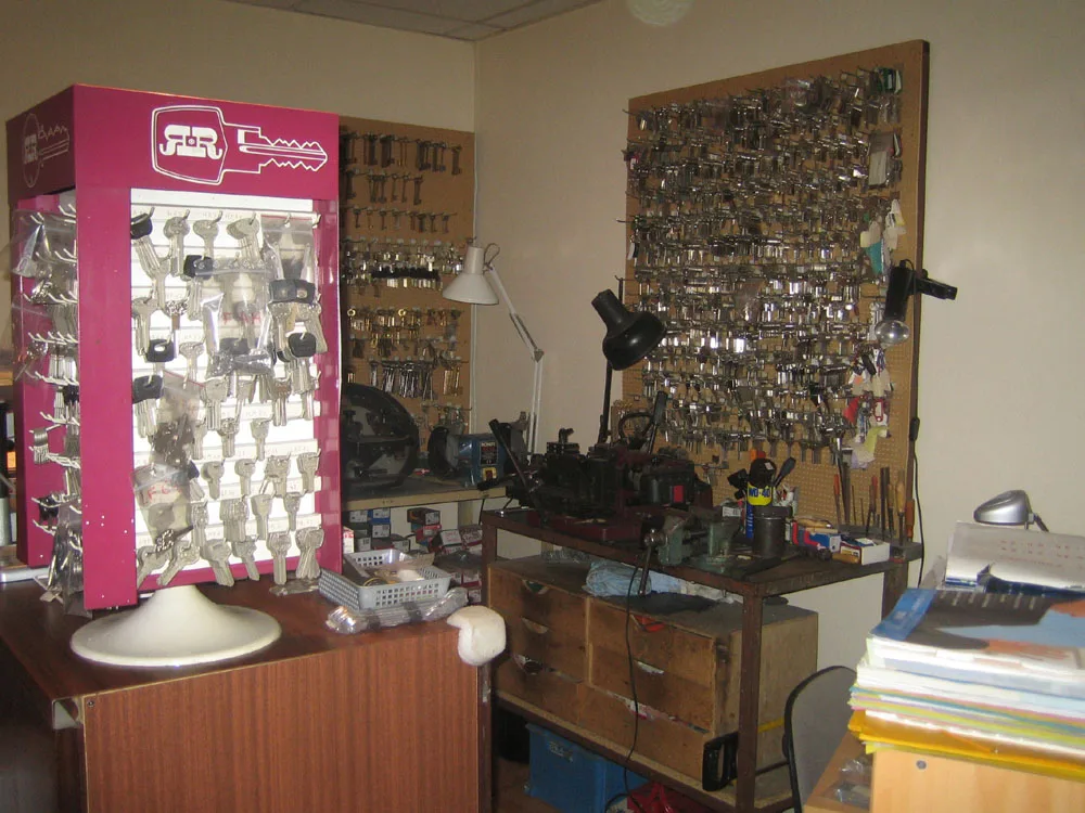 L'atelier de reproduction de clés et son mur de modèles