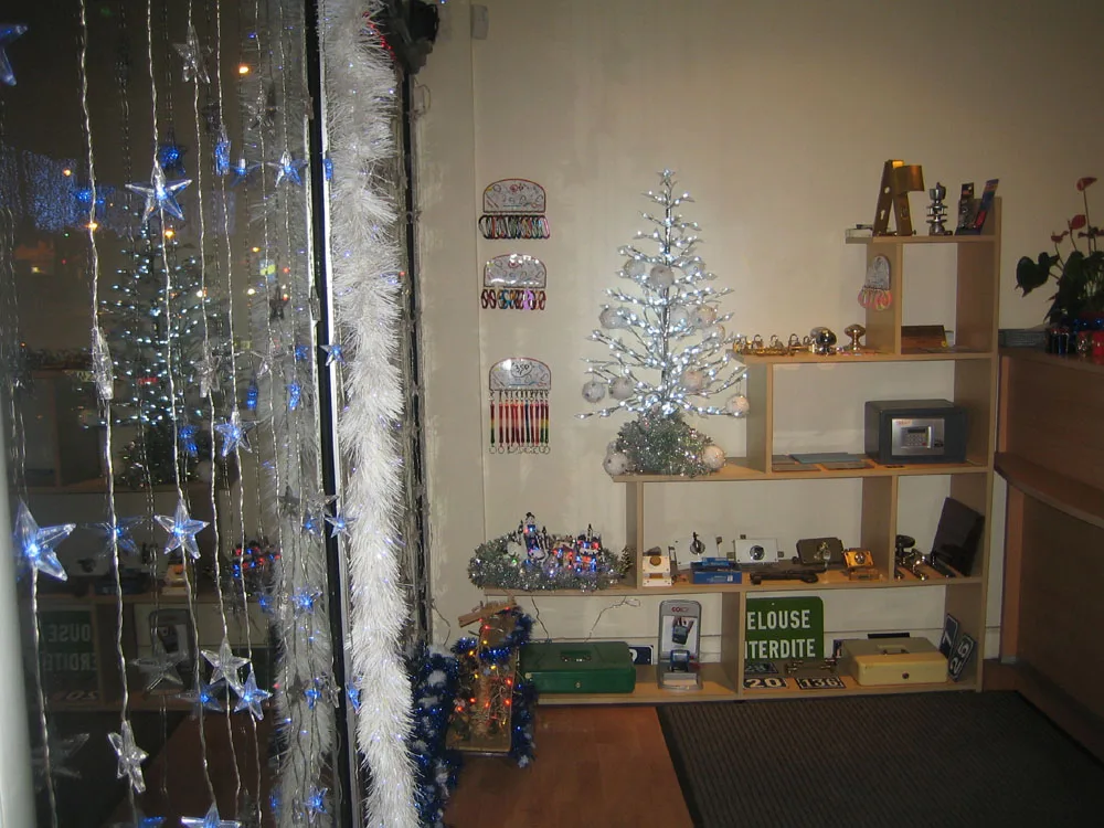 La vitrine de la boutique décorée à Noël
